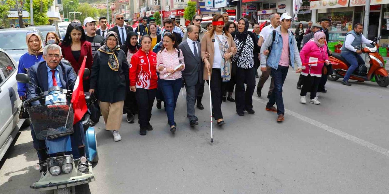 Belediye Başkanı Gözlerini Bağlayıp Bastonla 200 Metre Yürüdü