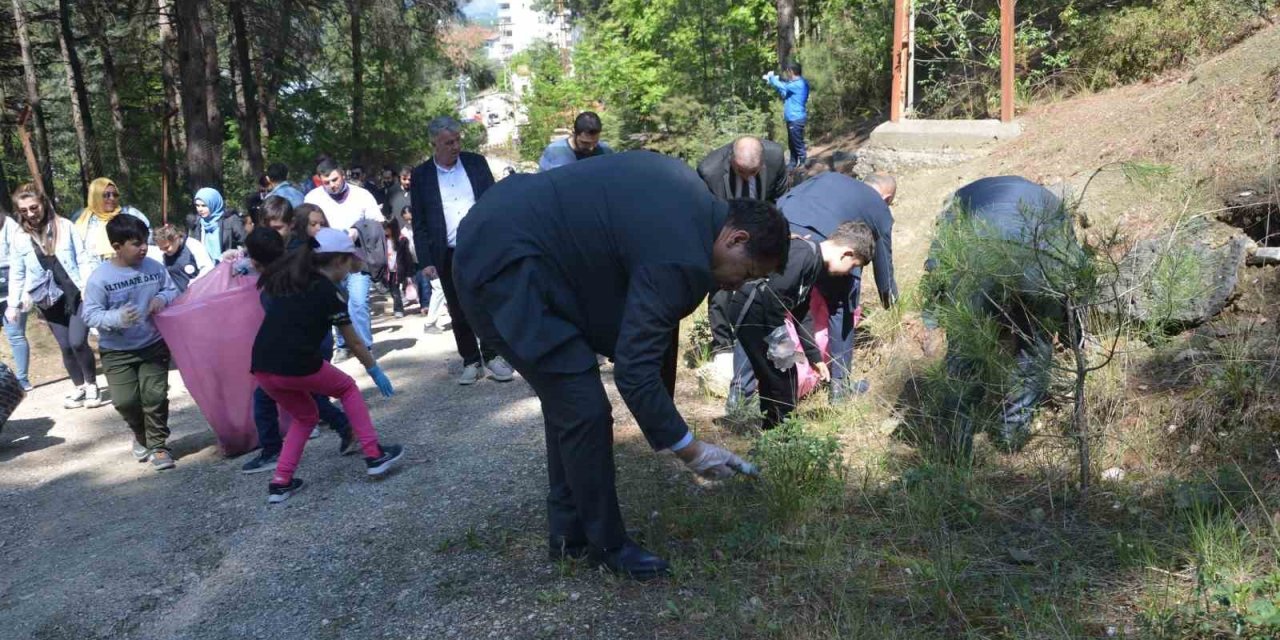 Çöp Toplayıp Fidan Diktiler