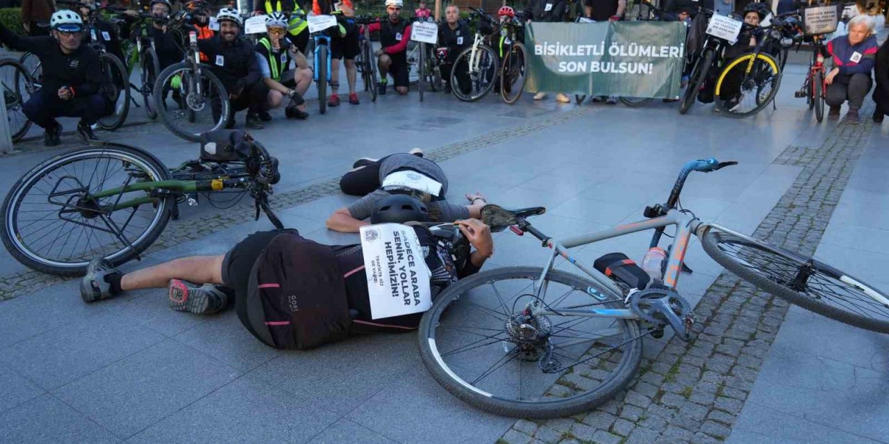 Bisikletliler Trafikte Farkındalık İçin Sessiz Sürdü