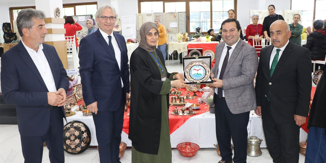 Ardeşen Kaymakamı Altay, HEM Yıl Sonu Sergisini Ziyaret Etti