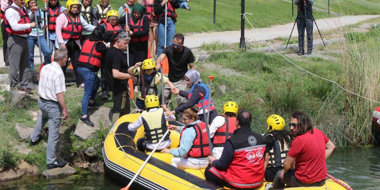 Erzincan’da Engelli Bireylere Yönelik Paraşüt Ve Rafting Etkinliği Renkli Görüntüler Oluşturdu
