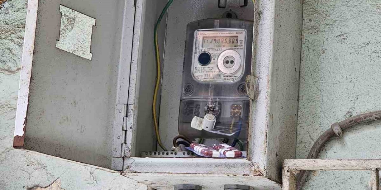 Elektrik Panosunda Kırmızı Reçeteli Uyuşturucu Hap Çıktı