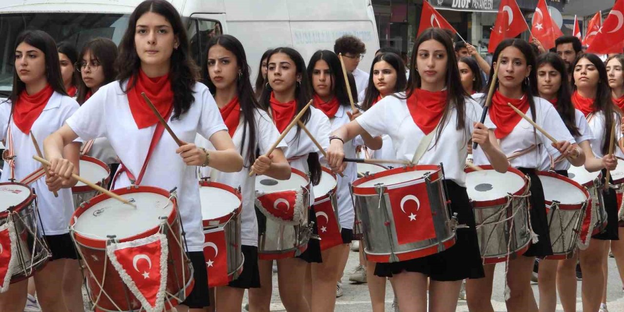 Samandağ’da Coşkulu Gençlik Yürüyüşü