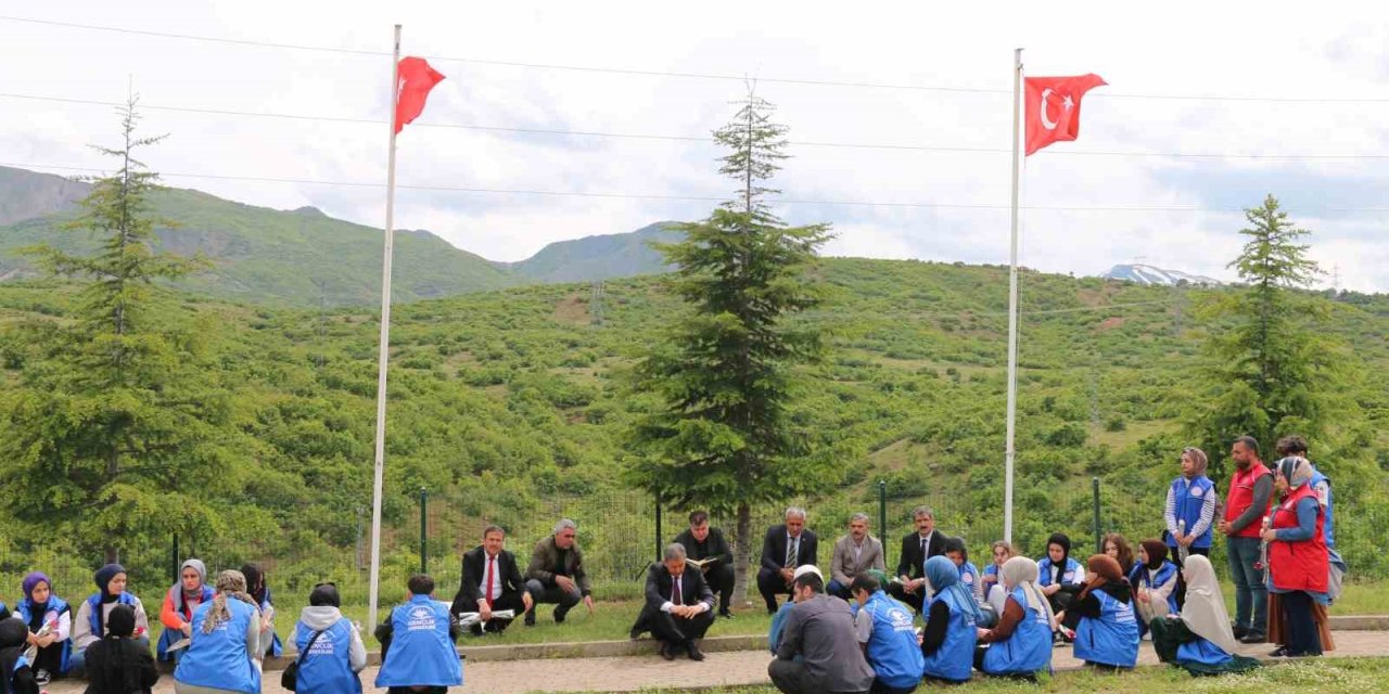 Gençler 33 Şehidin Anıtına Karanfil Bıraktı