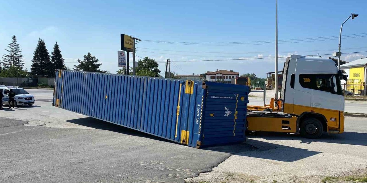 Tırın Taşıdığı Konteyner Yola Düştü