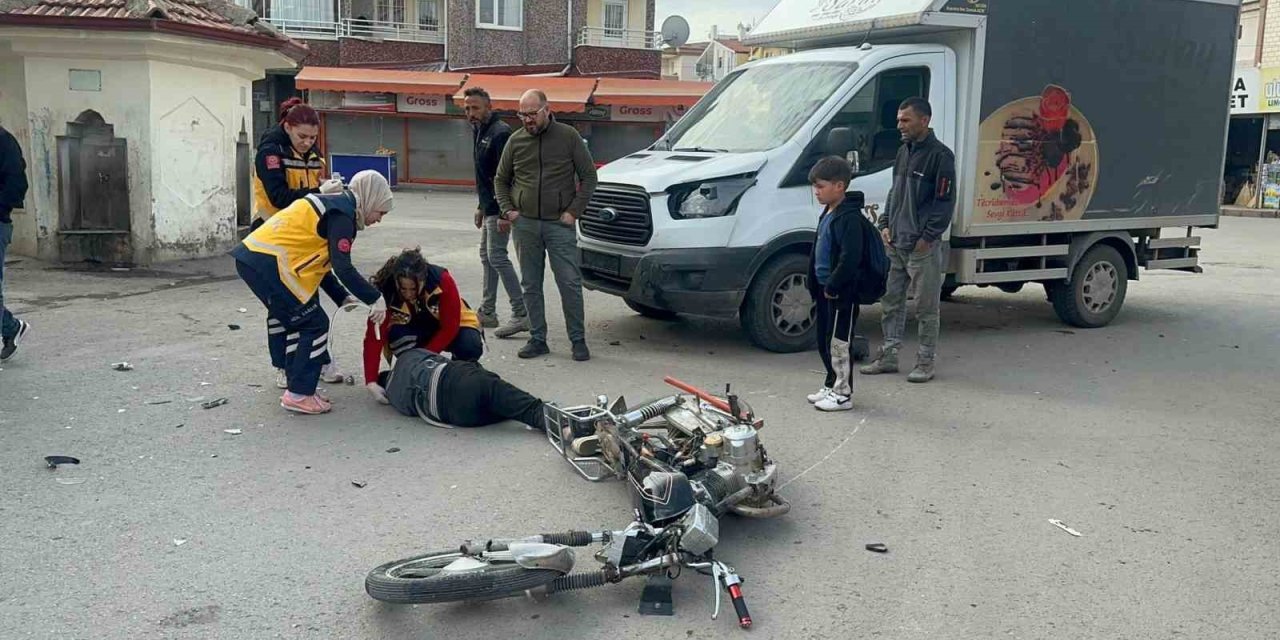 Kamyonet İle Motosiklet Çarpıştı: 2 Yaralı