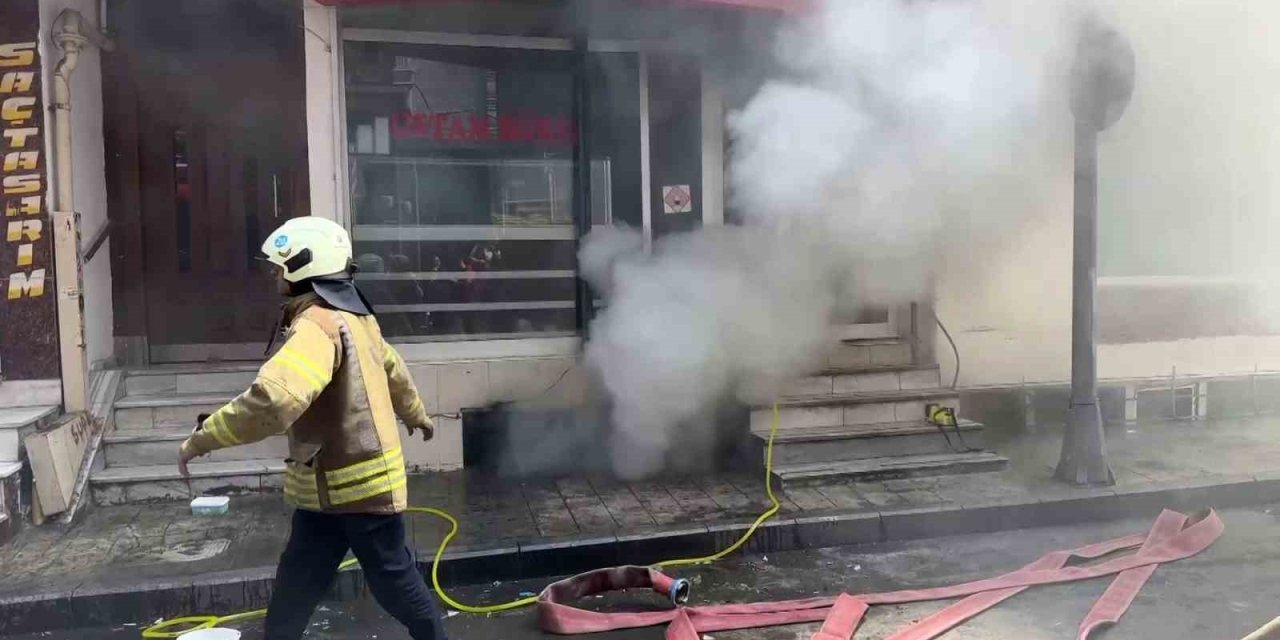 Şişli Mahmut Şevket Paşa Mahallesi’nde 7 Katlı Bir Binanın Zemin Katındaki Depoda Yangın Çıktı. Yangın Nedeniyle Yoğun Duman Oluşurken, Olay Yerine Sevk Edilen İtfaiye Ekipleri Yangını Söndürmek İçin Çalışma Başlattı.