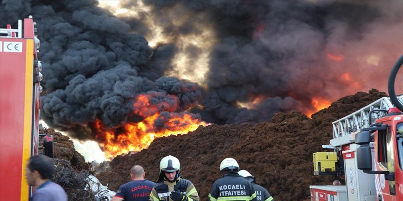 Kocaeli'de geri dönüşüm fabrikasında çıkan yangına müdahale ediliyor