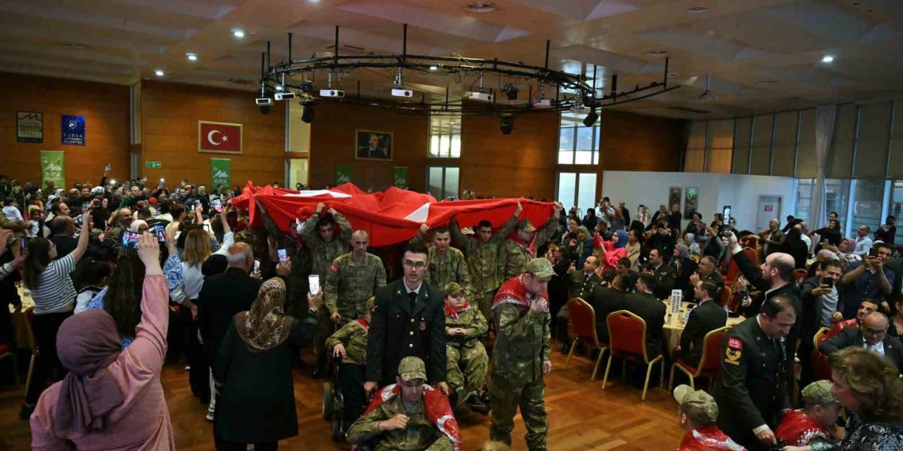 Kınalı Kuzular İçin Asker Eğlencesi