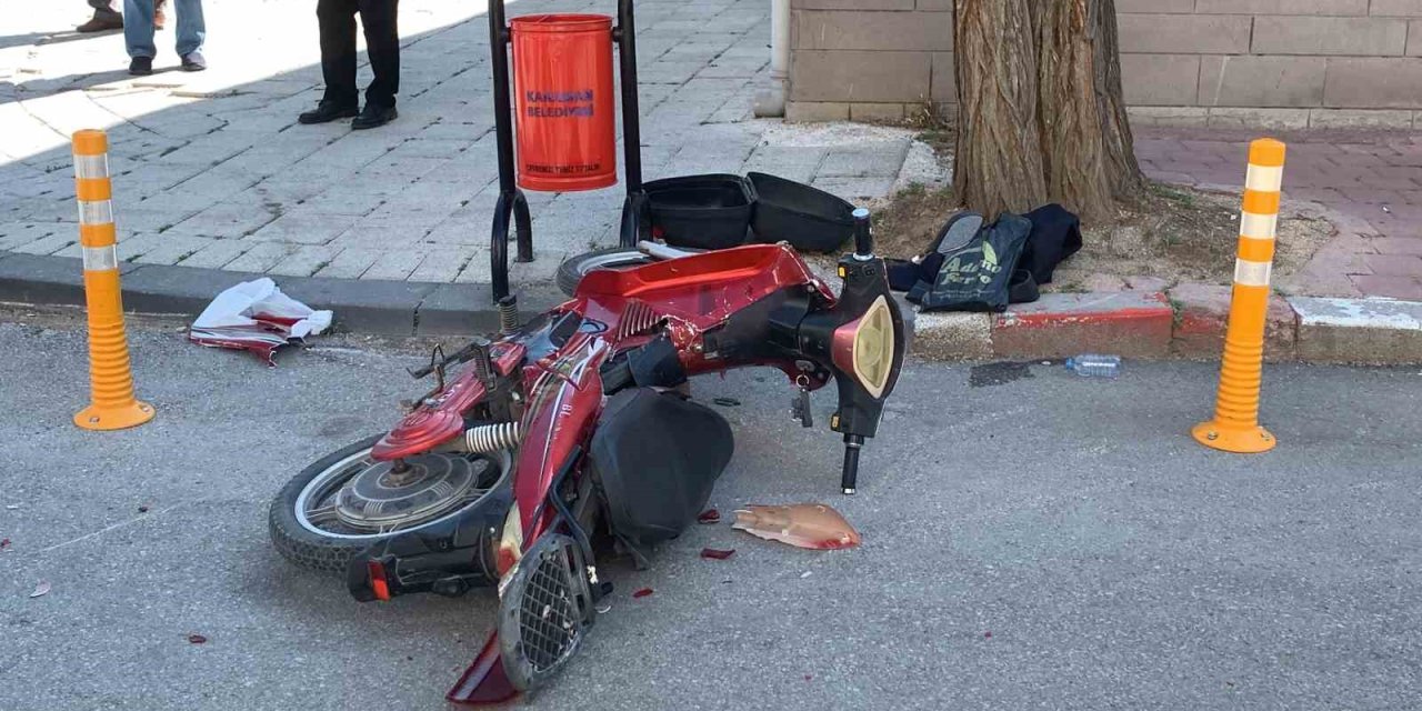 Otomobile Çarpan Bisikletteki 2 Kişinin Yola Savrulması Kamerada