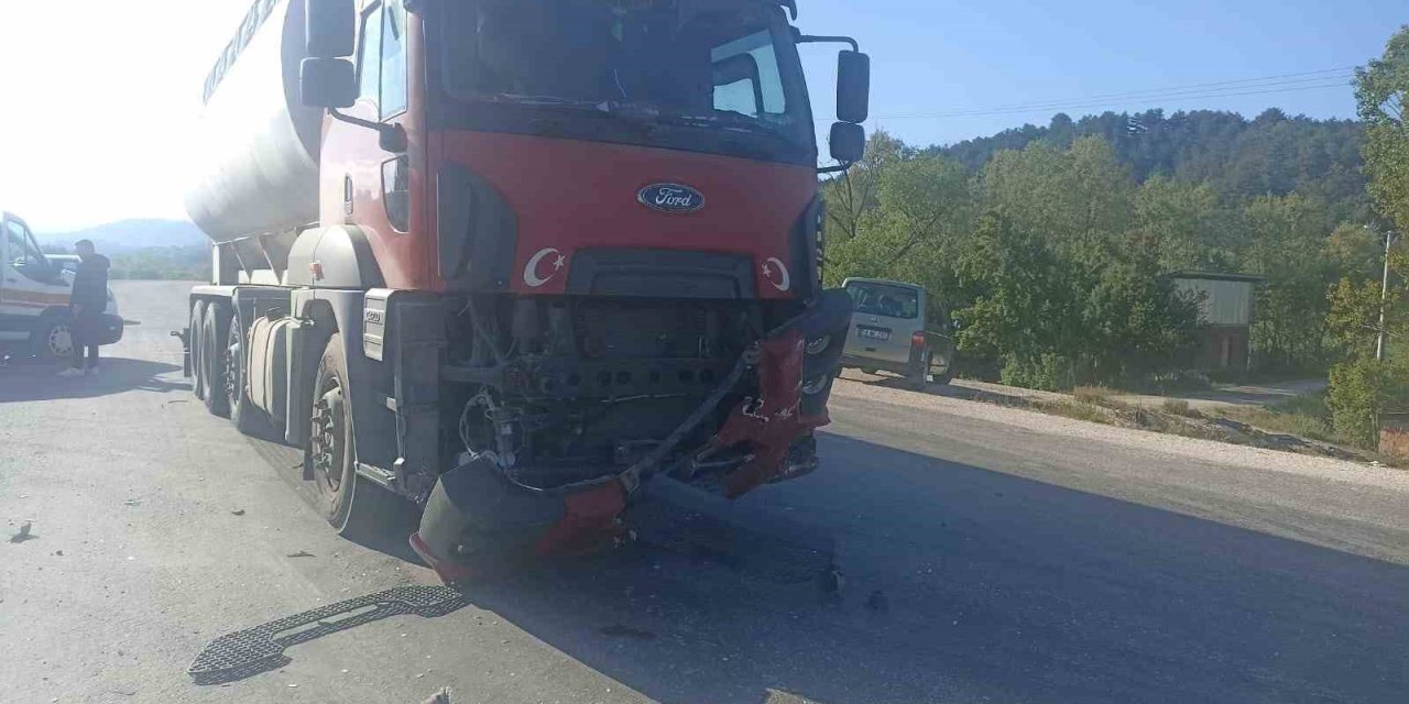 Kamyonla Çarpışan Otomobil, Şarampole Yuvarlandı: 1 Yaralı