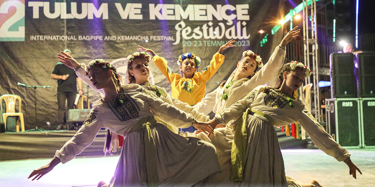 Rize'deki tulum ve kemençe festivalinde 'savaş karşıtı' dans