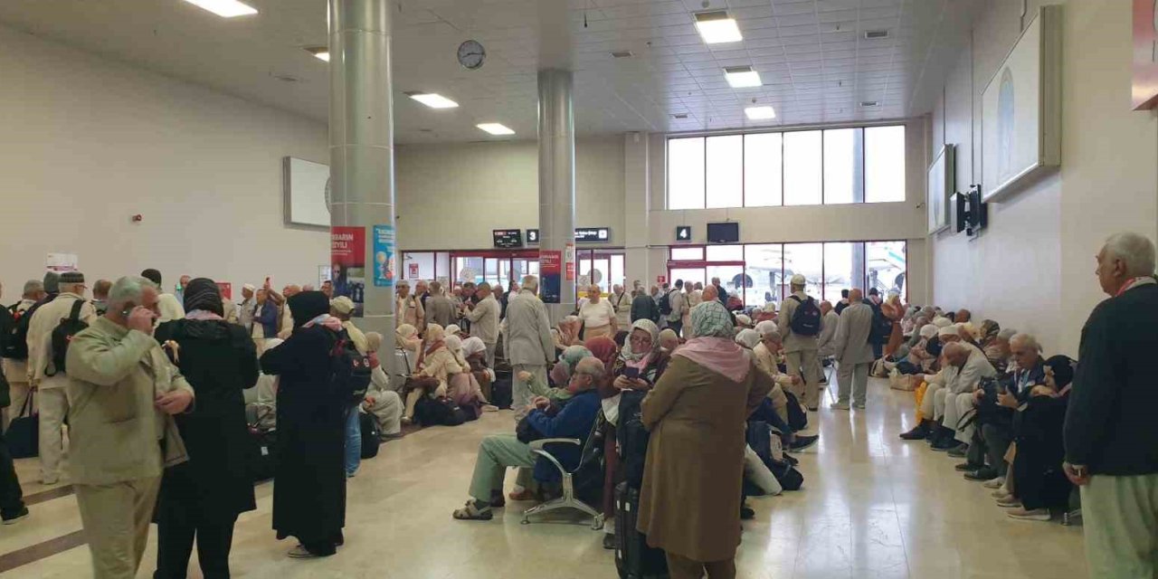 İlk Hac Kafilesi Dualarla Uğurlandı