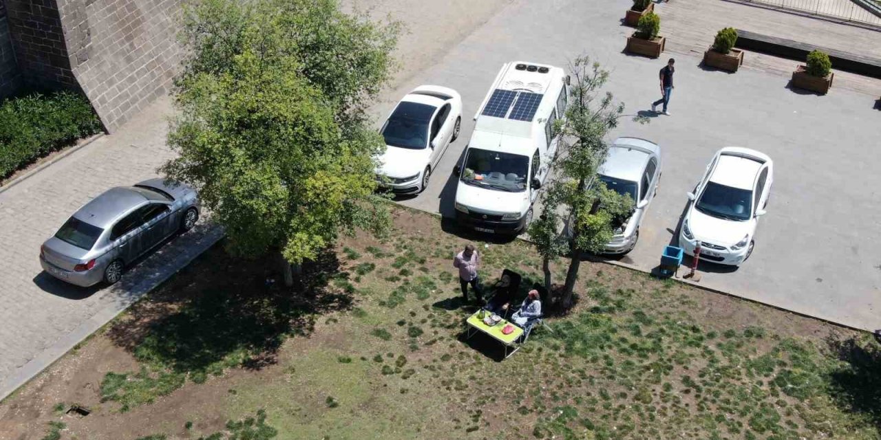 70 Yaşındaki Çift Karavanla Türkiye Turunda