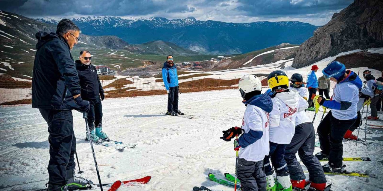 Hakkari’de Mayıs Ayında Kayak Yarışması Düzenlendi