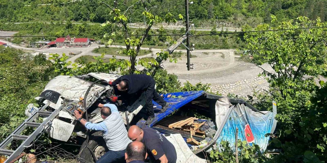 Kastamonu’da Meşrubat Yüklü Kamyon Tarlaya Devrildi: 2 Yaralı