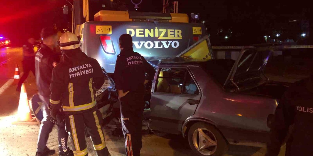 Park Halindeki İş Makinesine Otomobil Çarptı: 2 Yaralı