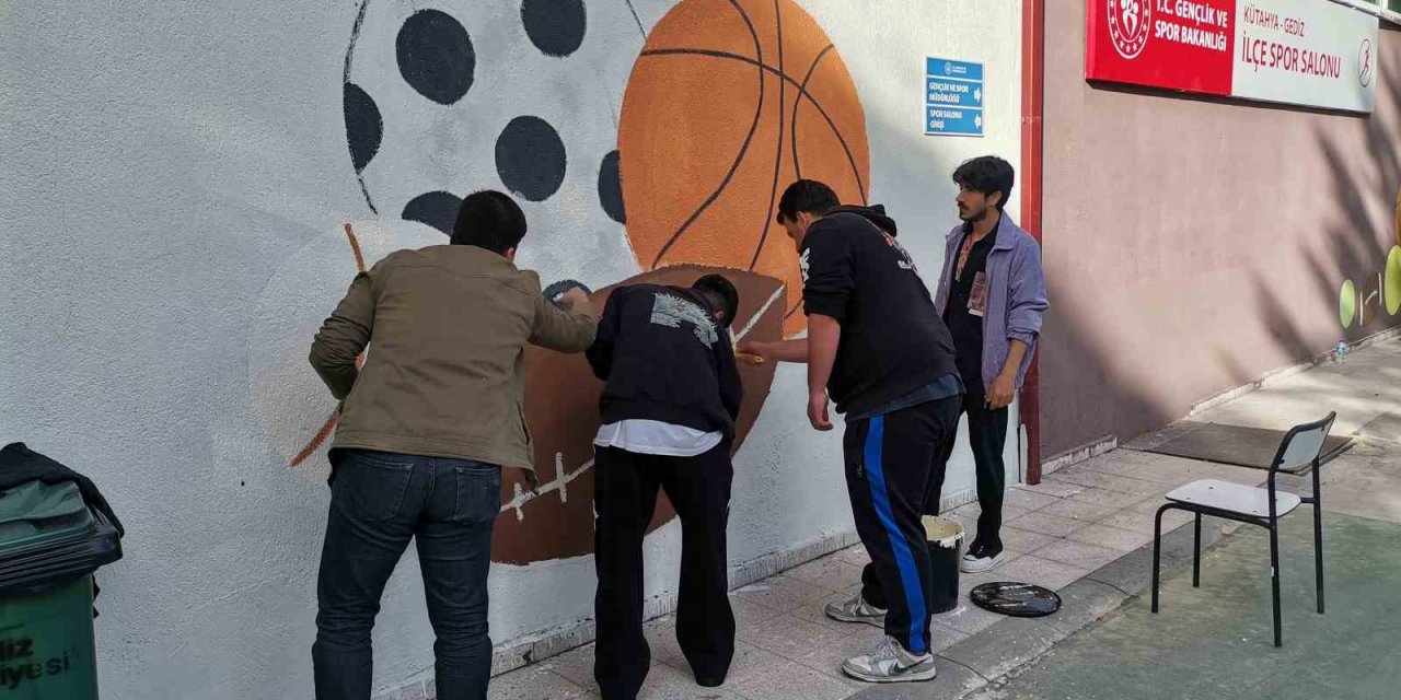 Grafik Tasarım Öğrencileri Yaptıkları Duvar Resimleri İle Hünerlerini Sergiledi