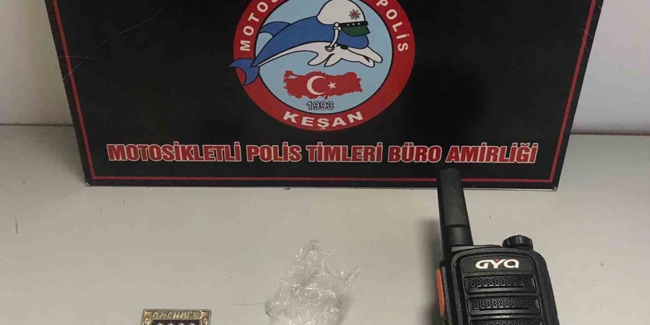 Taksi Sürücüsünün Üstünden Askeri Rozet Ve Uyuşturucu Ele Geçirildi