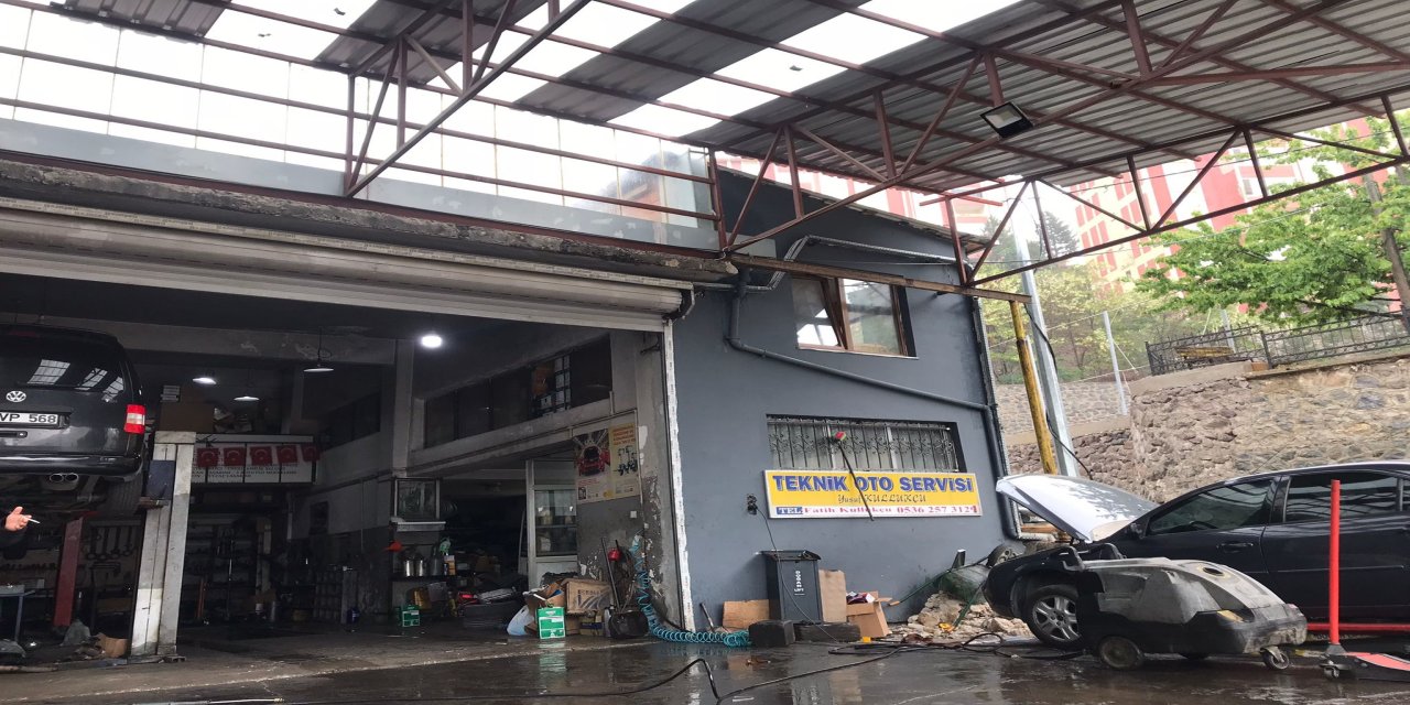 Gümüşhane’de 7 metrelik çatıdan düşen reklamcı ağır yaralandı