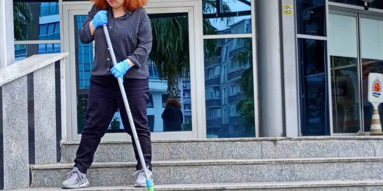 Basın Biriminden Temizliğe Gönderilen Gazeteci, Mücadelesine Destek İstedi