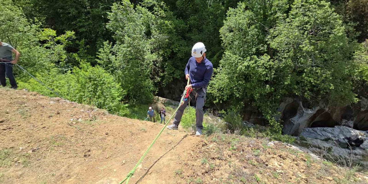 Yaşlarına Bakmayıp Kurdukları Dernekle Dağcılık Eğitimi Alıyorlar