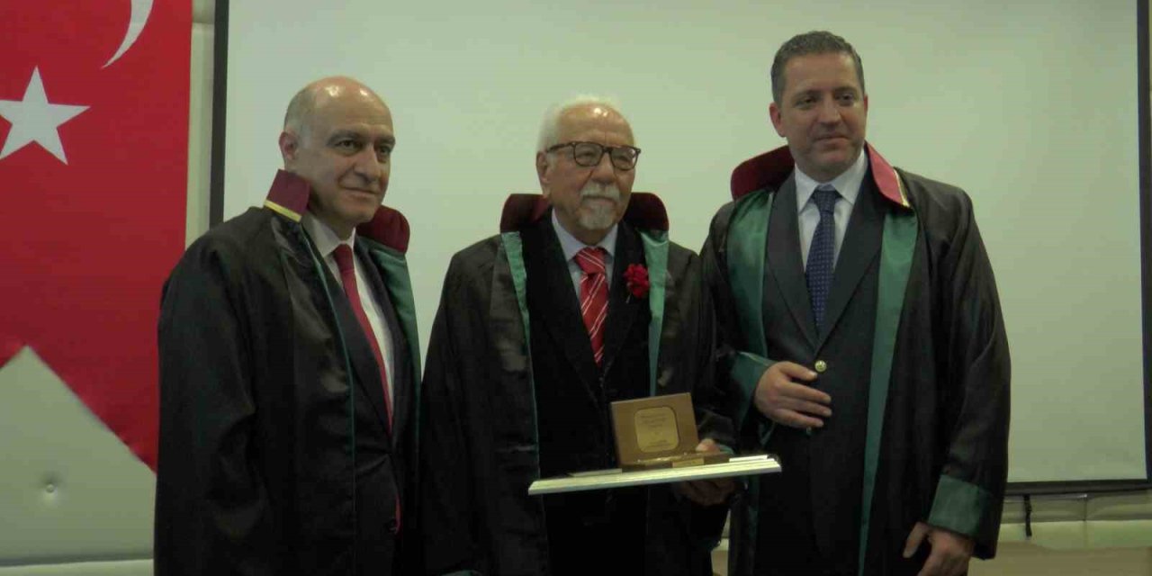 Emektar Avukatlara Plaket Ve Beratları Verildi