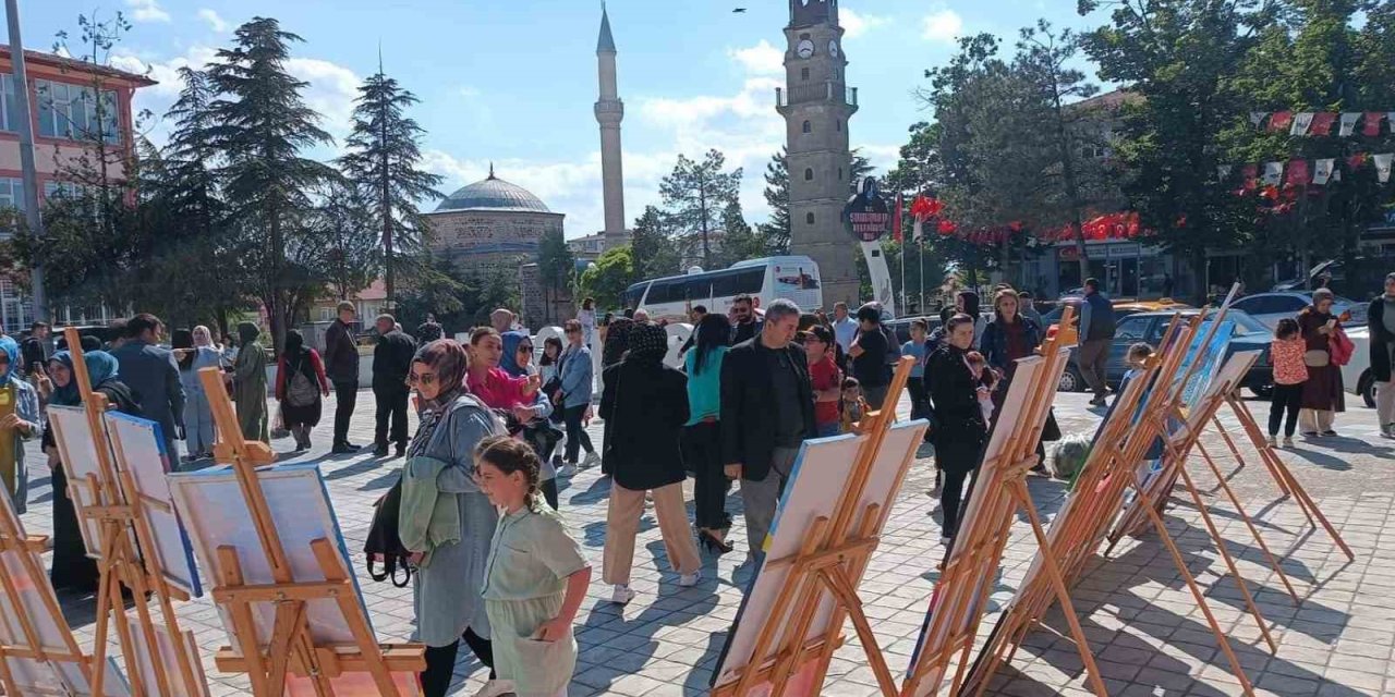 Kursiyerlerin Yaptığı Resimleri Atatürk Meydanın Da Görücüye Çıktı