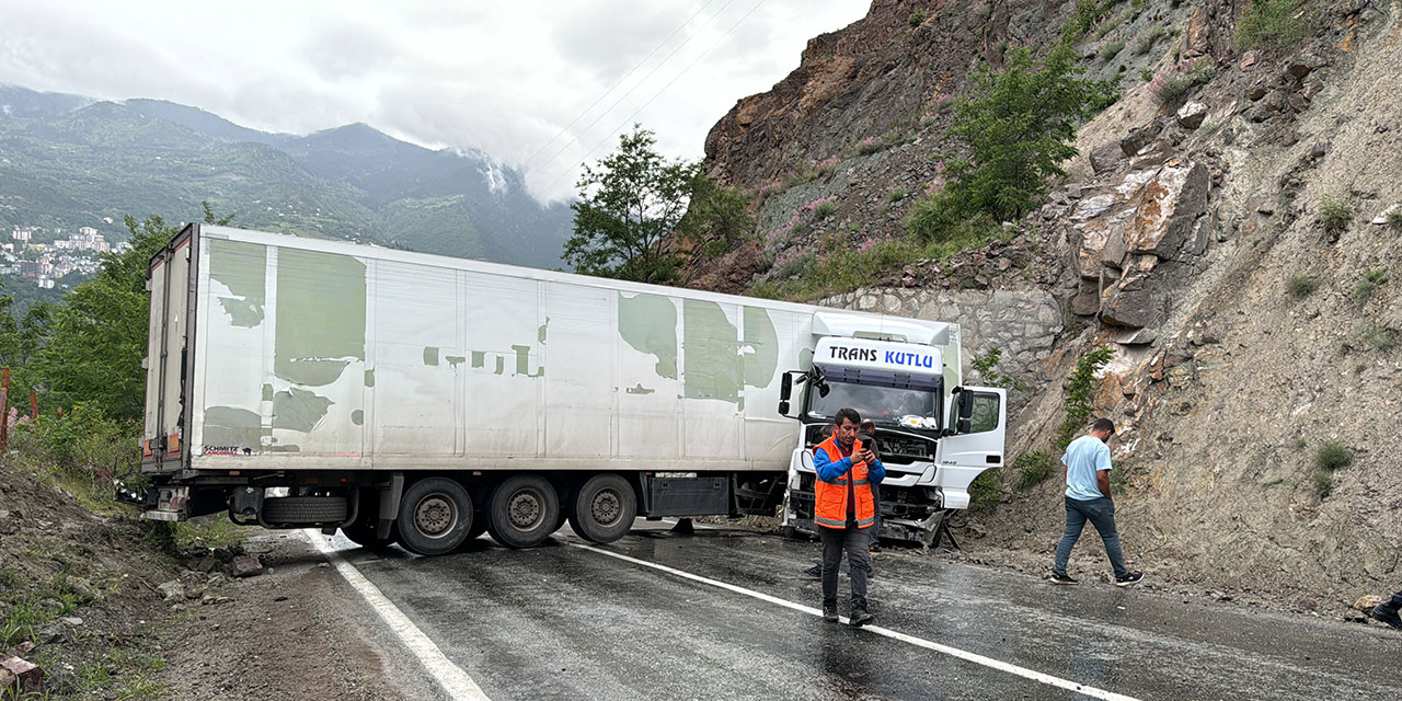 Kayan Rize plakalı tırın kapattığı Artvin-Ardahan kara yolu ulaşıma açıldı
