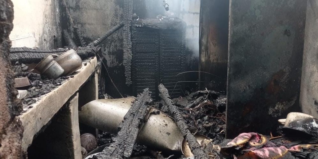 Adana’da Alevlere Teslim Olan Ev Küle Döndü