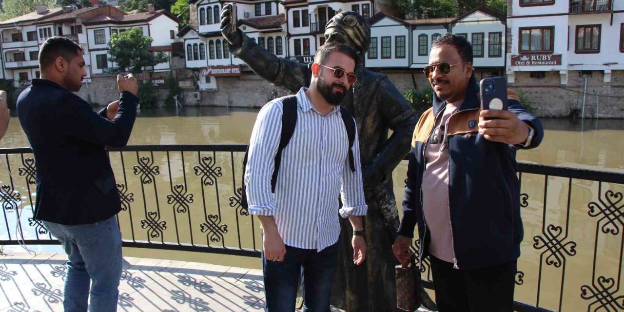 Amasya’da Selfieci Şehzade Heykeline Boyalı Saldırı