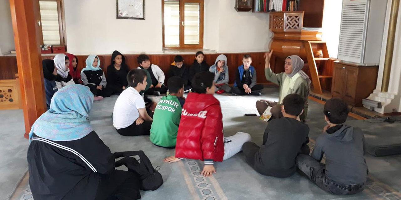 Rize İl Müftülüğü "Mihrabın Elleri" Projesi Kapsamında Öğrenciler Cami Ziyaret Etti