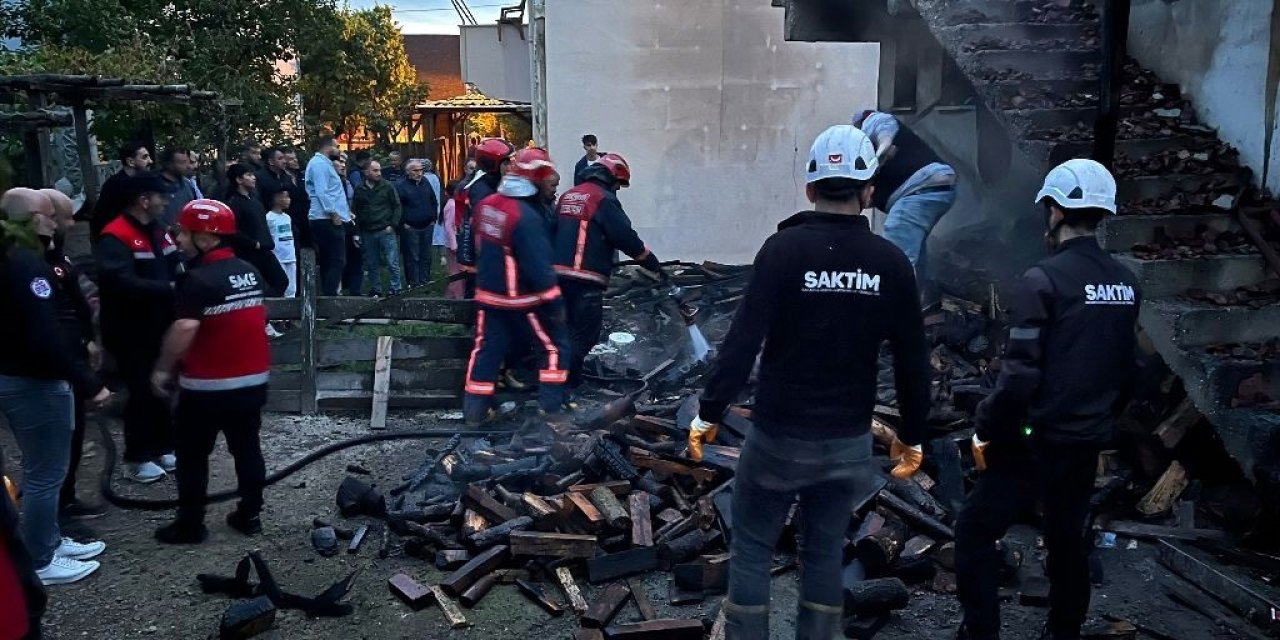 Alevlere Teslim Olan Tek Katlı Ev Kullanılamaz Hale Geldi