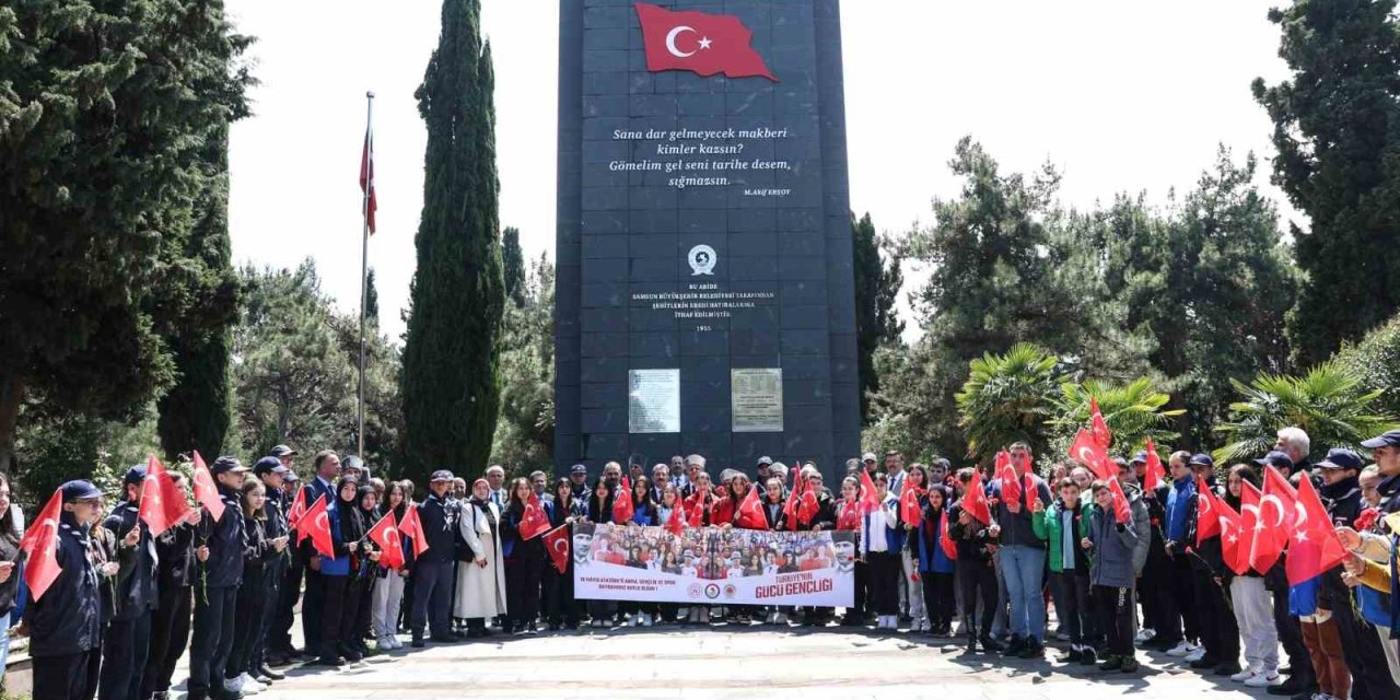 Protokol Ve Öğrenciler Şehitlikte: “Şehitler Tepesi Boş Değil”