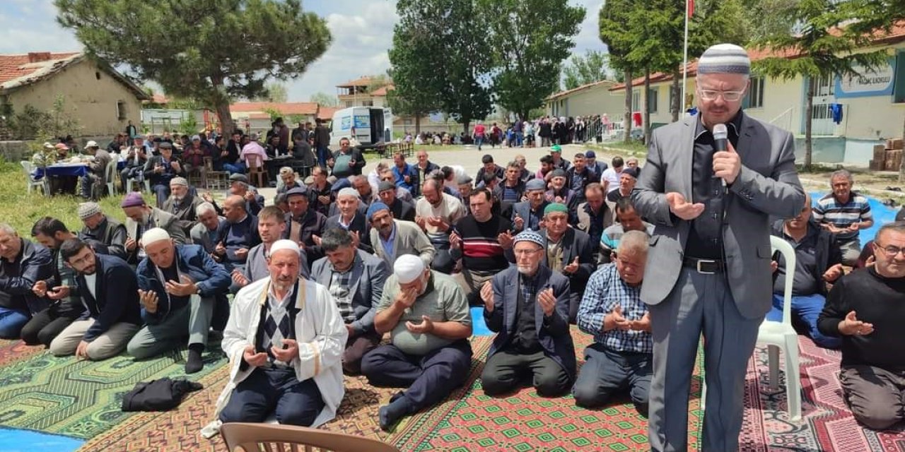 Vatandaşlar Yağmur İçin Ellerine Semaya Açtı