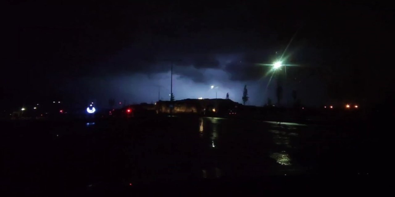 Van’da Şimşekler Geceyi Aydınlattı