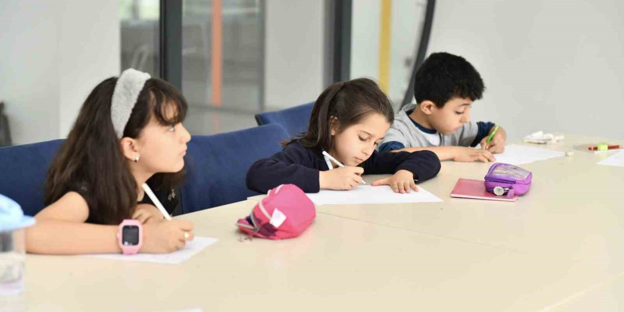 Esenyurt’ta Çocuk Üniversitesi’nde Çocuklar Verimli Vakit Geçirirken Öğreniyor