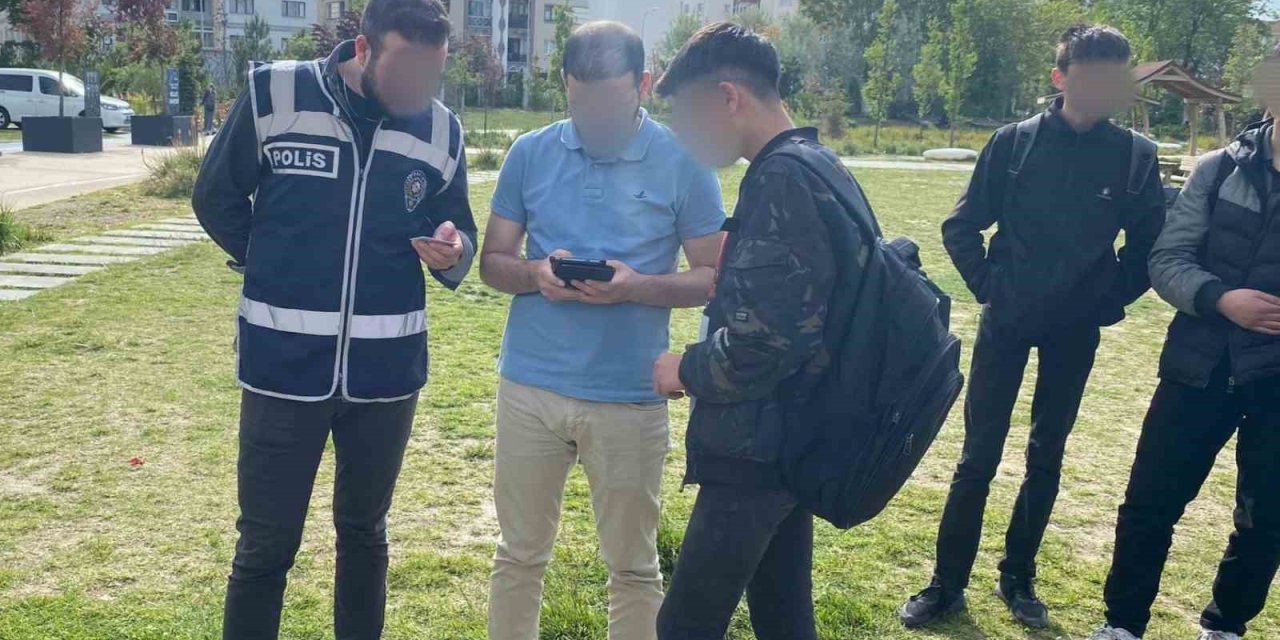 Polis Ekipleri Parklarda 33 Şüpheliyi Sorguladı