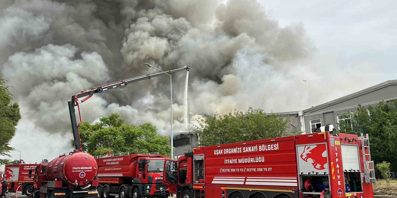 Uşak’ta Tekstil Fabrikasında Çıkan Yangına Müdahale Ediliyor