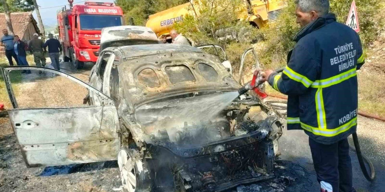 Tokat’ta Hareket Halindeki Otomobil Alev Alev Yandı