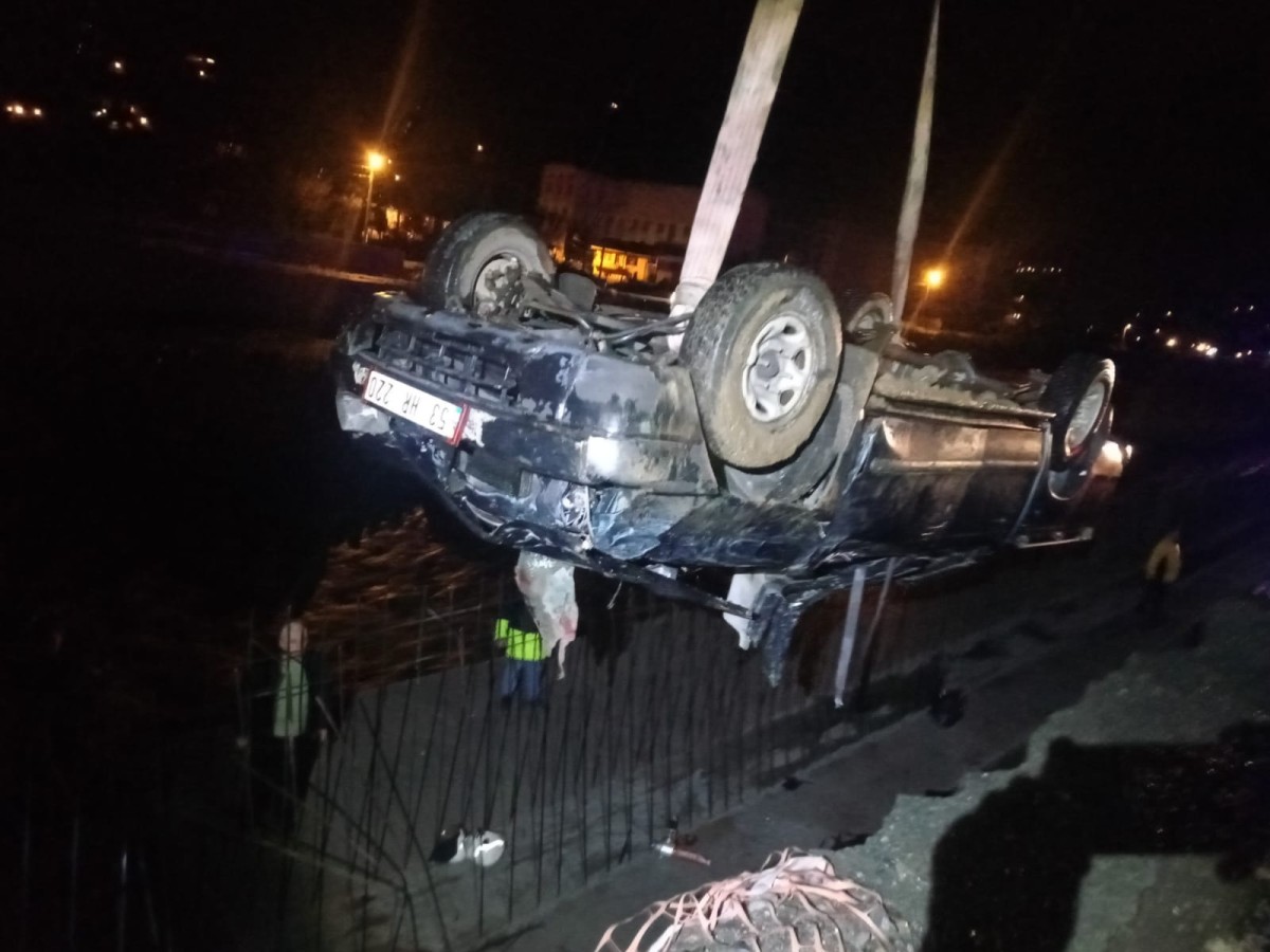 Rize plakalı otomobil Artvin'de dereye düştü, 1 ölü, 1 yaralı