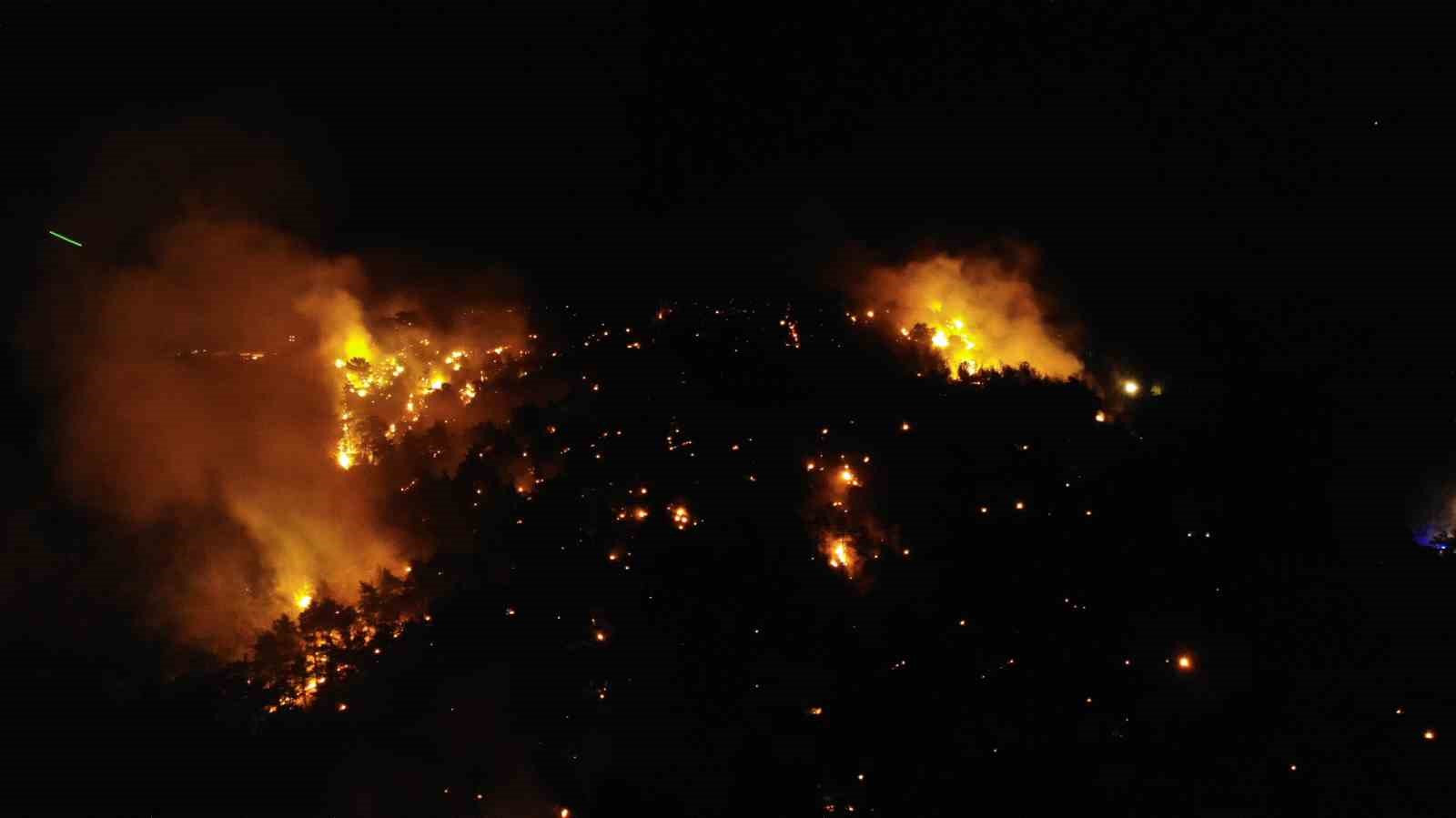Çanakkale’de gece başlayan orman yangını havadan görüntülendi