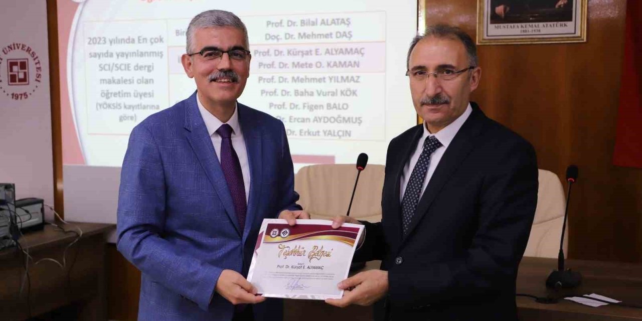 Fü’de Akademisyenler Ödüllendirildi