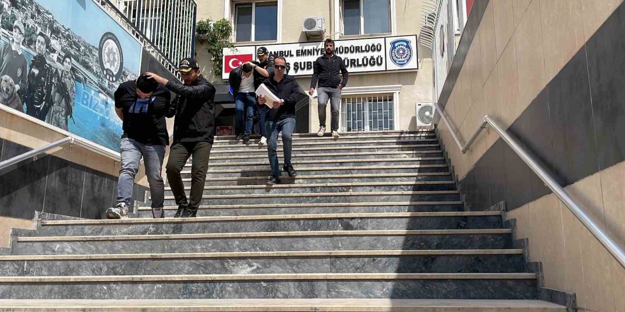 Atm Önünde İşlem Yapanlara Yardım Etme Bahanesiyle Yaklaşarak Banka Kartlarını Böyle Çaldılar