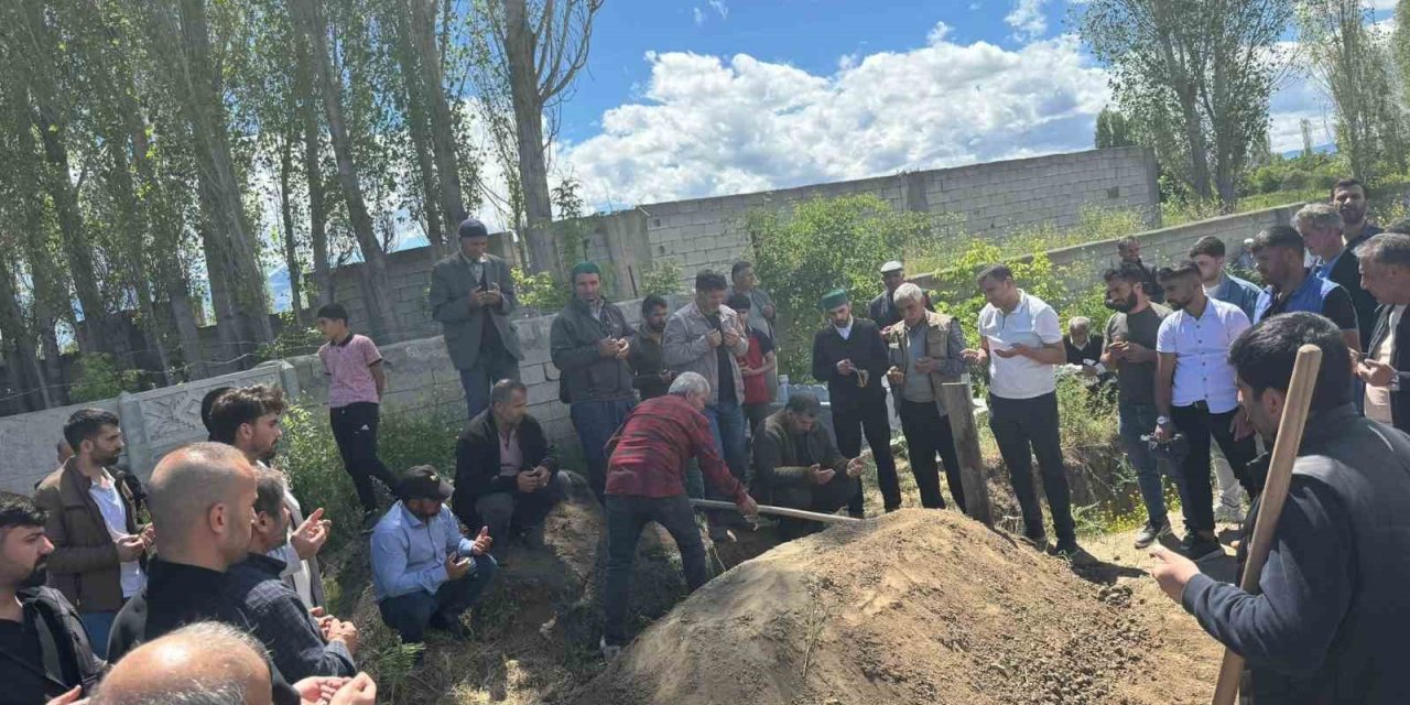 Eski Nişanlısı Tarafından Katledilen Bahar, Baba Memleketi Iğdır’da Gözyaşları İçinde Defnedildi