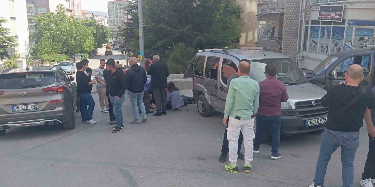 Çarpışan Otomobillerin Arasında Kalarak Yaralanan Kadın Kamerada