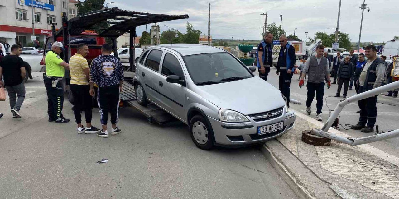 Uzunköprü’de Direksiyon Hakimiyetini Kaybeden Sürücü Refüje Çıktı
