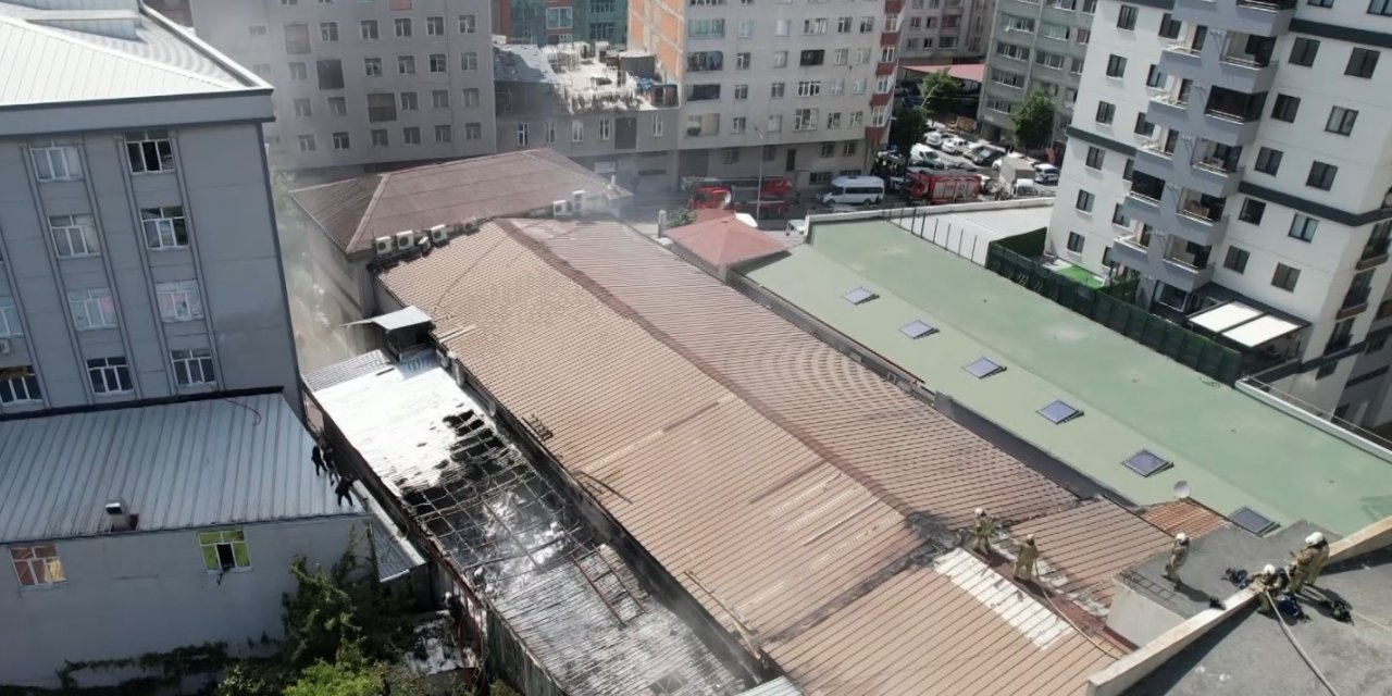 Sultangazi’de Ayakkabı İmalathanesinin Deposunda Yangın