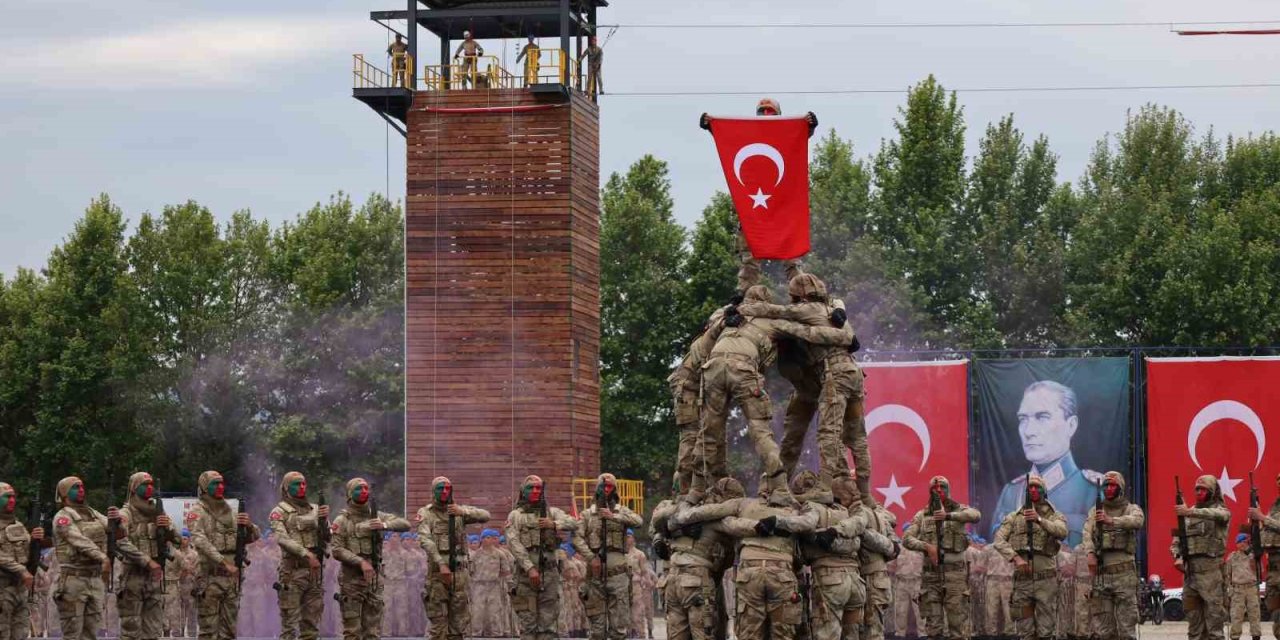 Komandolar Dualarla Mezun Oldu, Gösterileri İzleyenleri Mest Etti