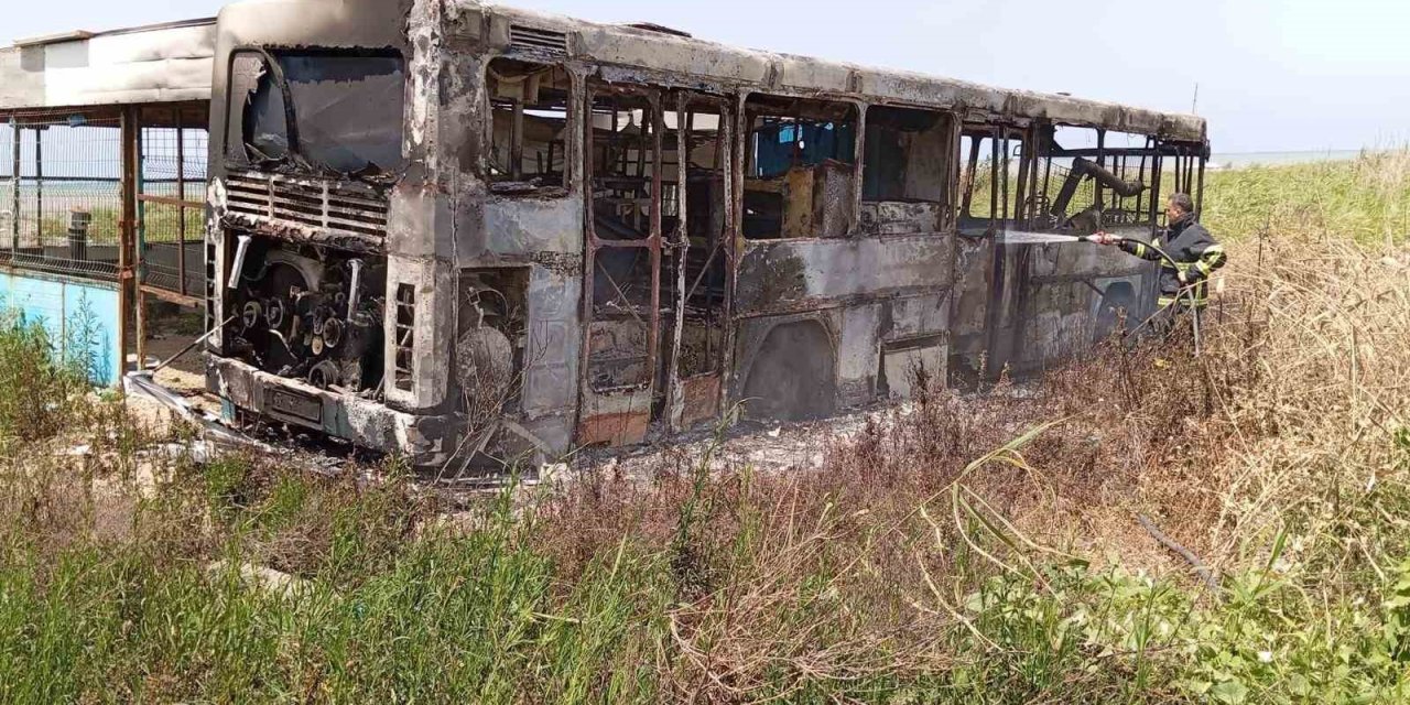 Samandağ’da Balık Ekmek Satılan Otobüs Yanarak Kullanılmaz Hale Geldi